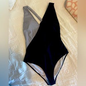 Cupshe womens NWOT Large one piece black Swimsuit with cris cross straps Stripes